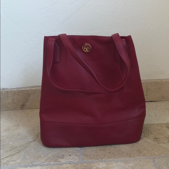 Tory Burch crimson leather bucket bag - Picture 5 of 8